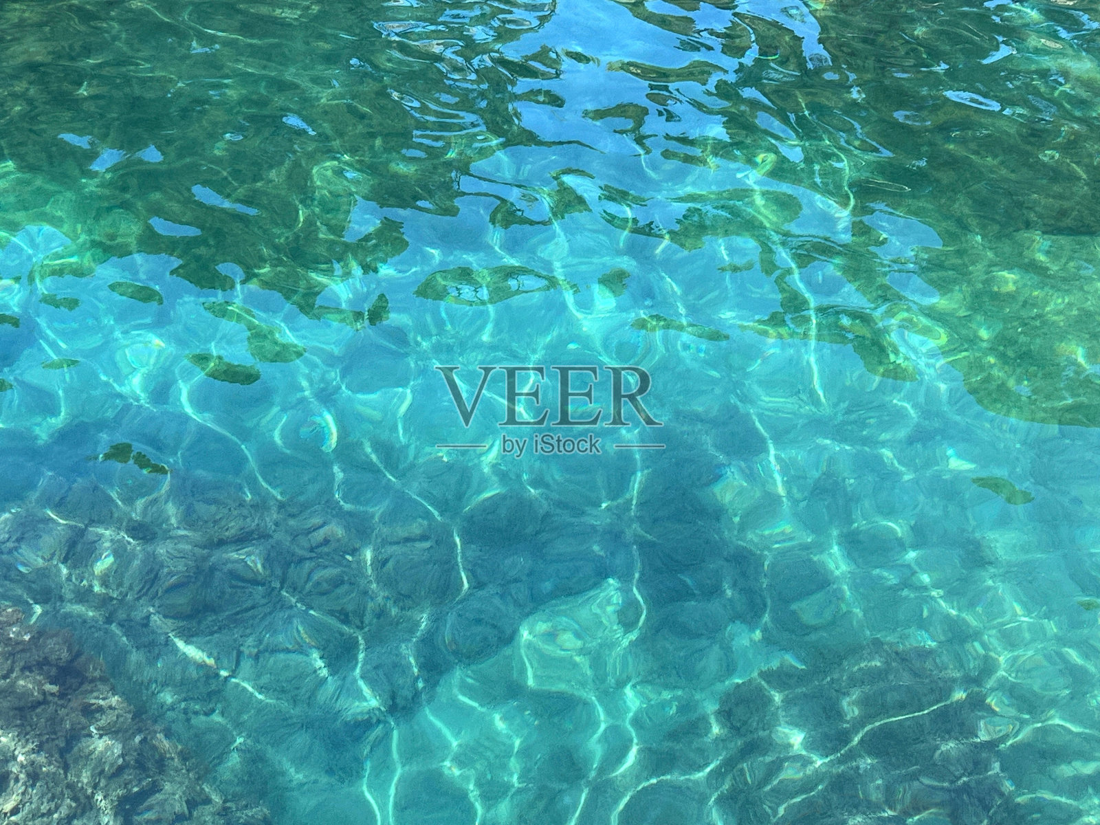 清澈碧蓝的海水水面照片摄影图片