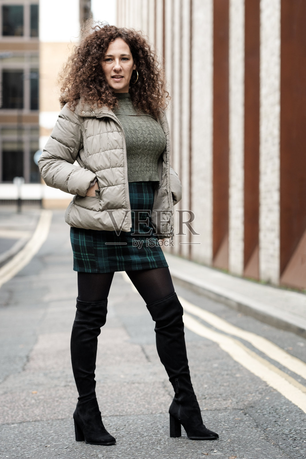 自信成熟的女人在街上摆姿势。照片摄影图片