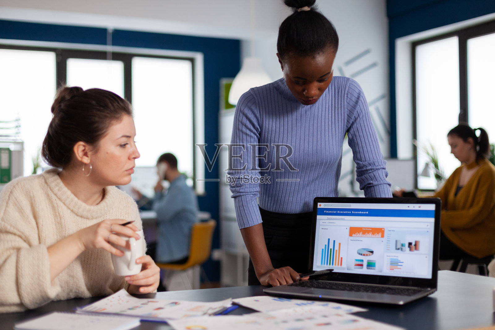 多元化的金融公司团队共同努力照片摄影图片