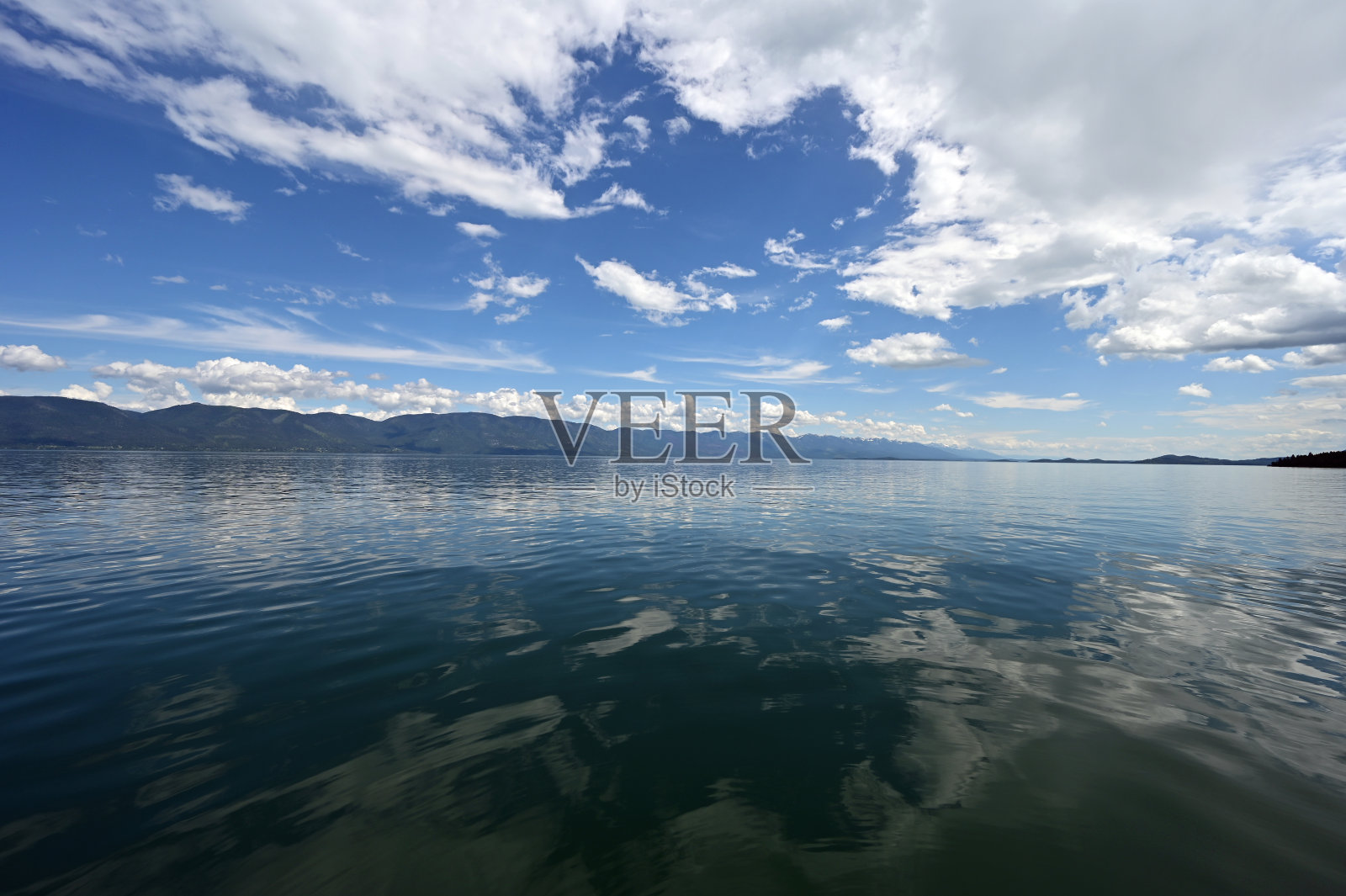 蒙大拿州平头湖美丽的夏季云景。照片摄影图片