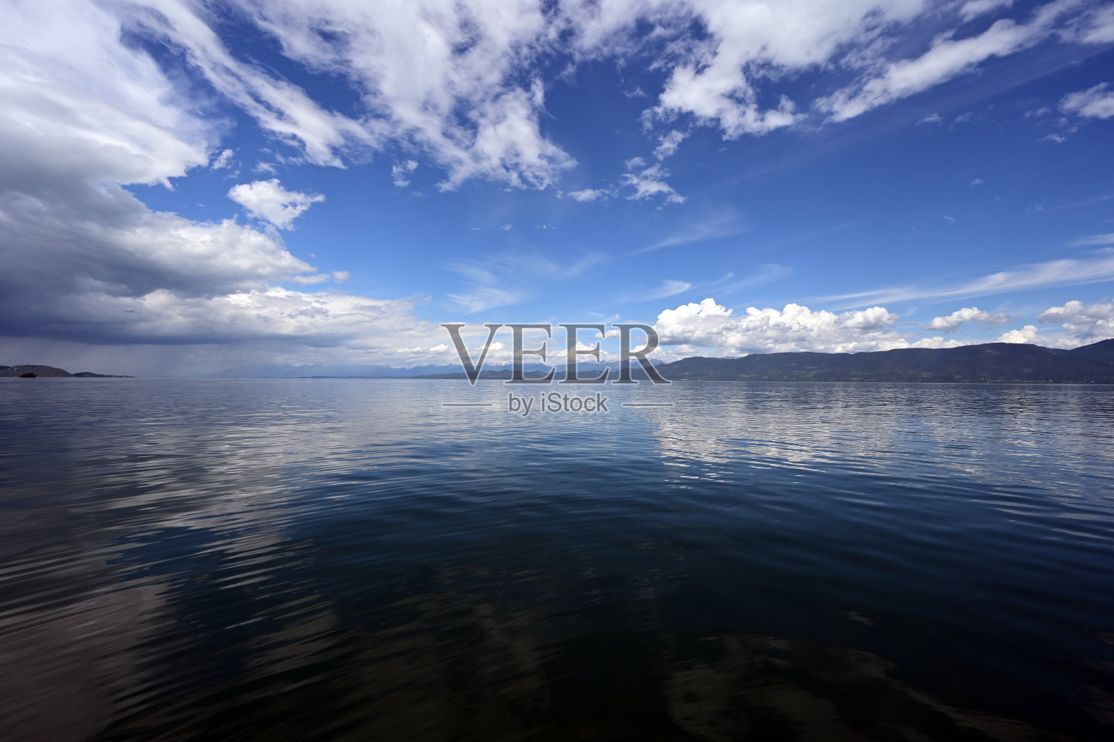 蒙大拿州平头湖美丽的夏季云景。照片摄影图片