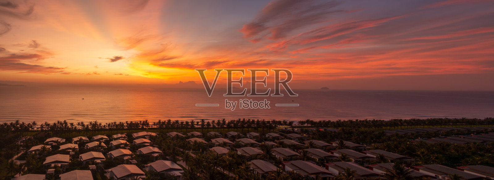 完美的日出,晨光,俯瞰海滩上的酒店度假村照片摄影图片