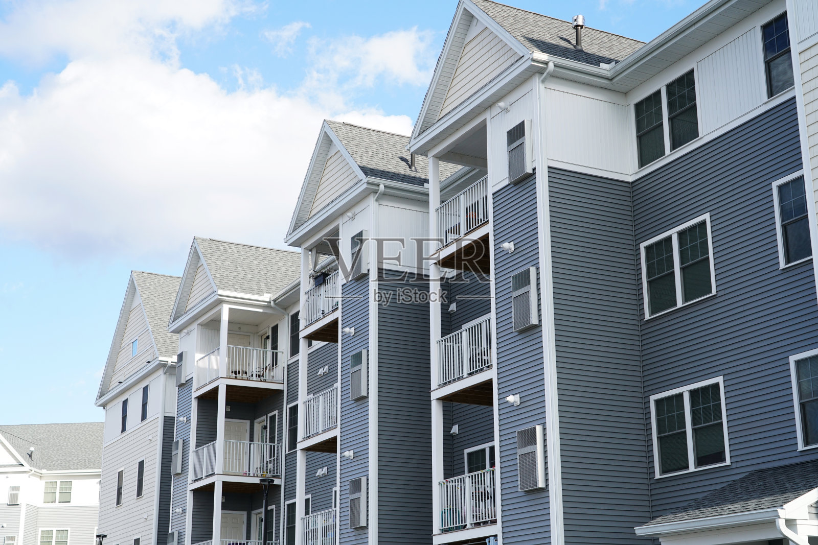 近距离观察现代出租公寓大楼照片摄影图片