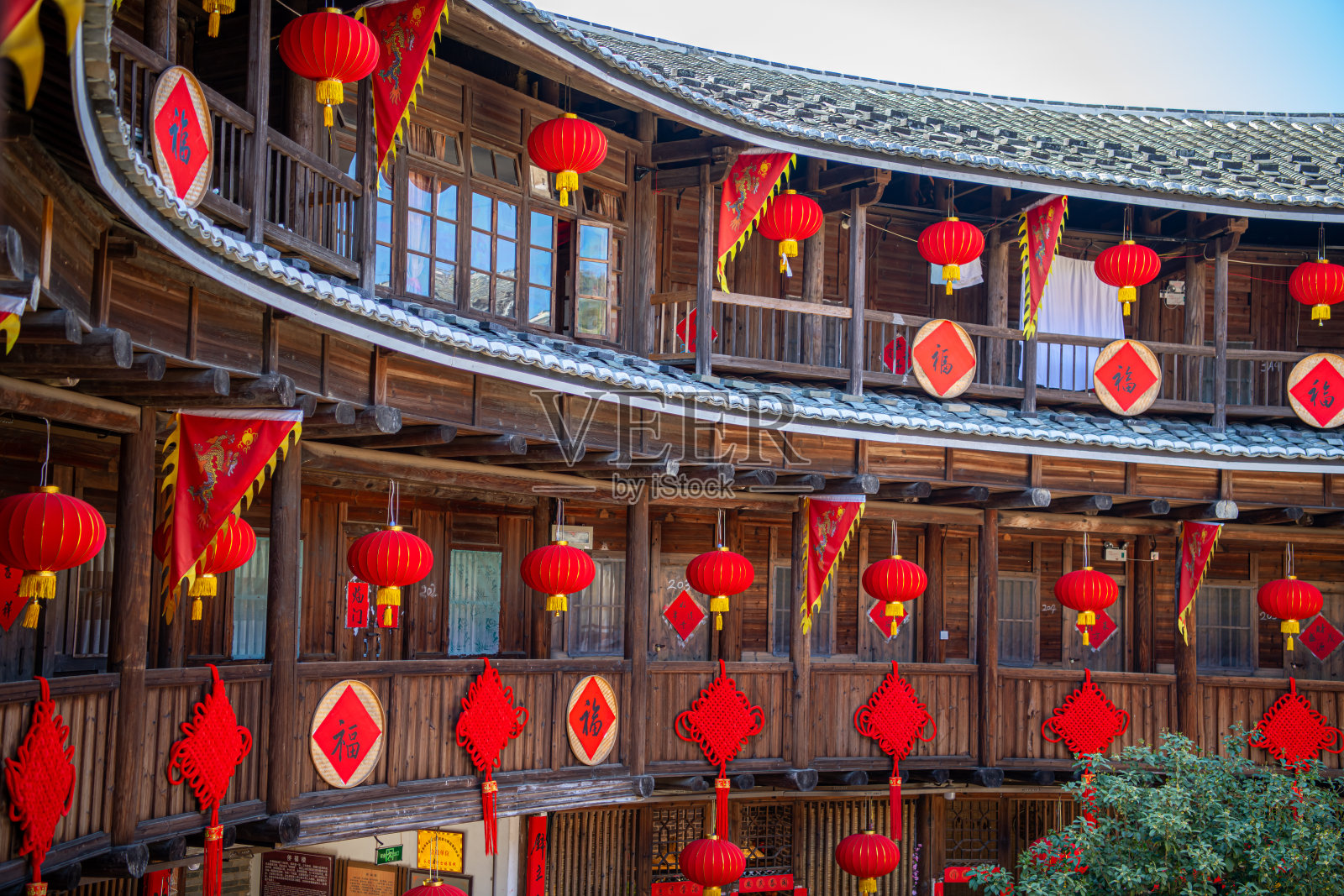 福建客家土楼传统民居中的红灯笼。照片摄影图片