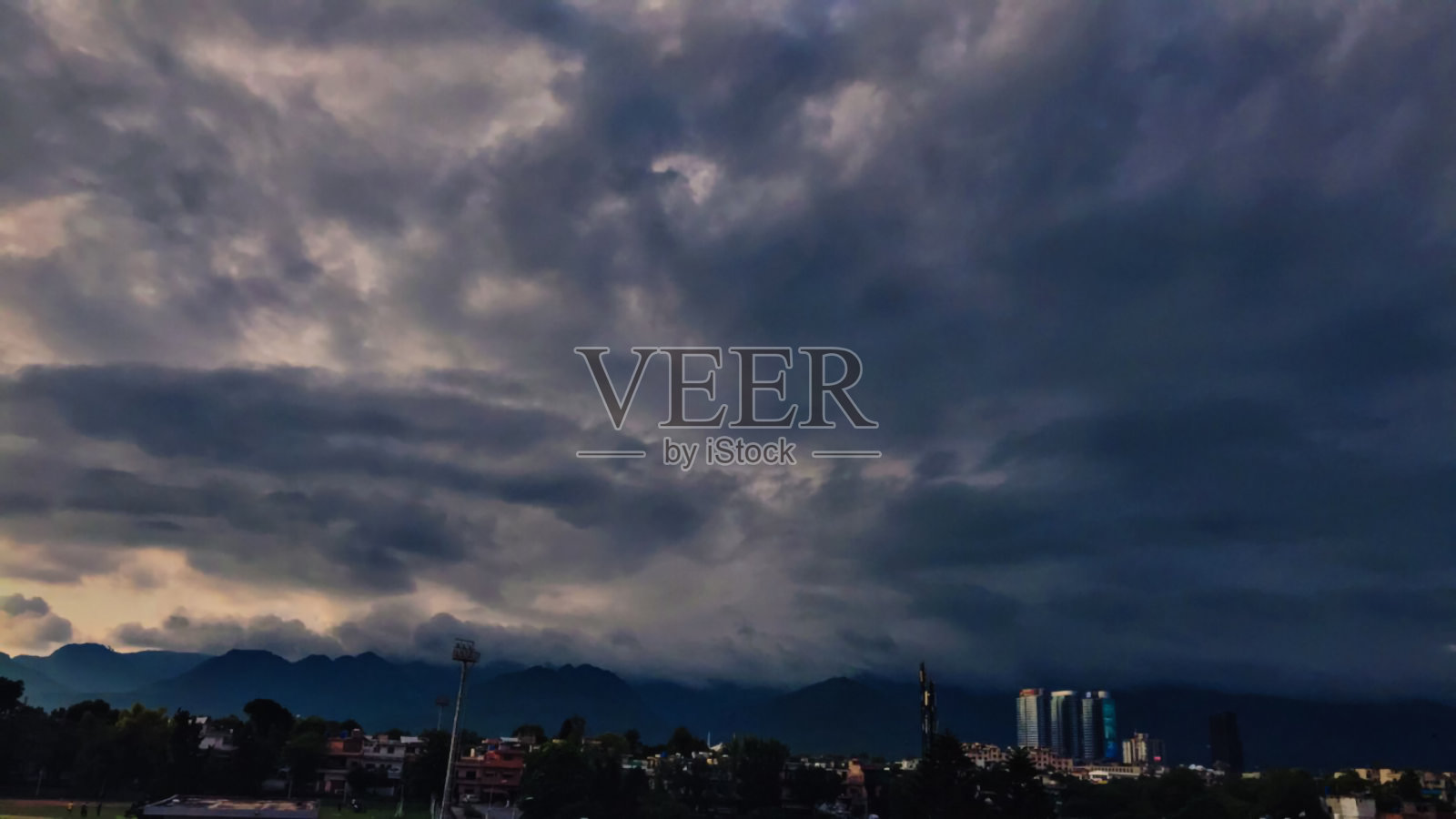 “翠逸山庄:大自然画布中的雄伟建筑”照片摄影图片