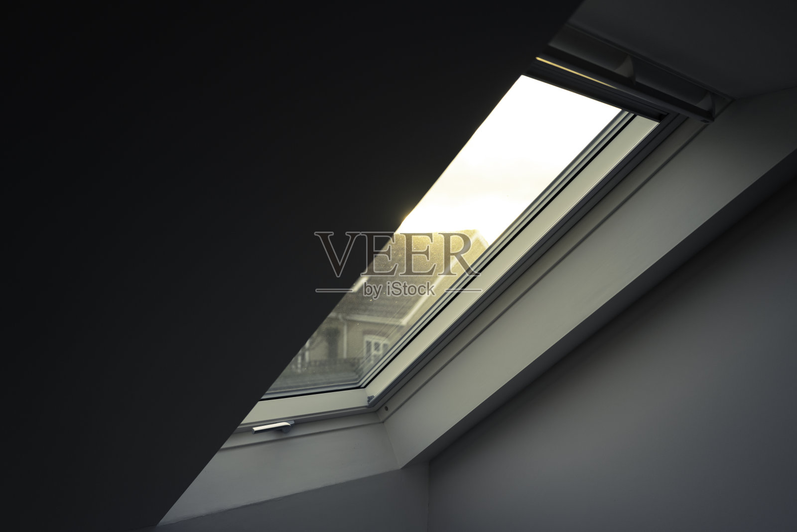 房屋扩建一楼内新安装的高隔热天窗照片摄影图片