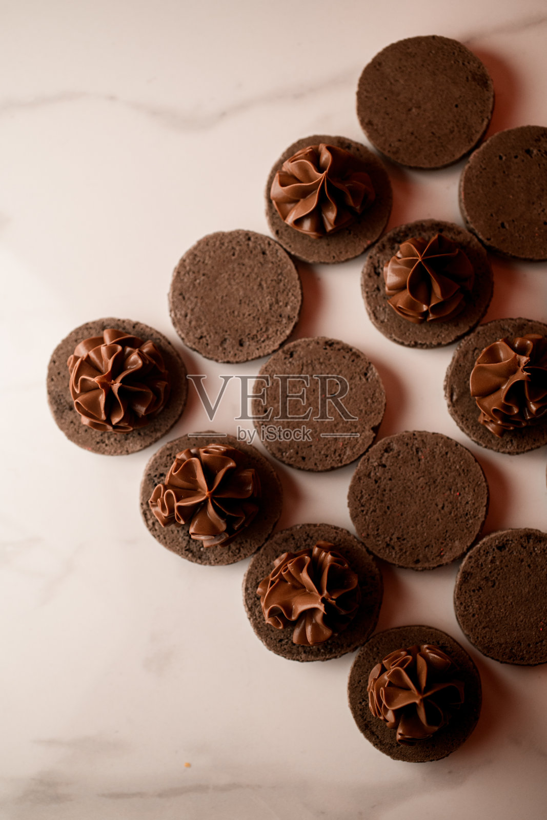 巧克力奶油杏仁饼的俯视图照片照片摄影图片