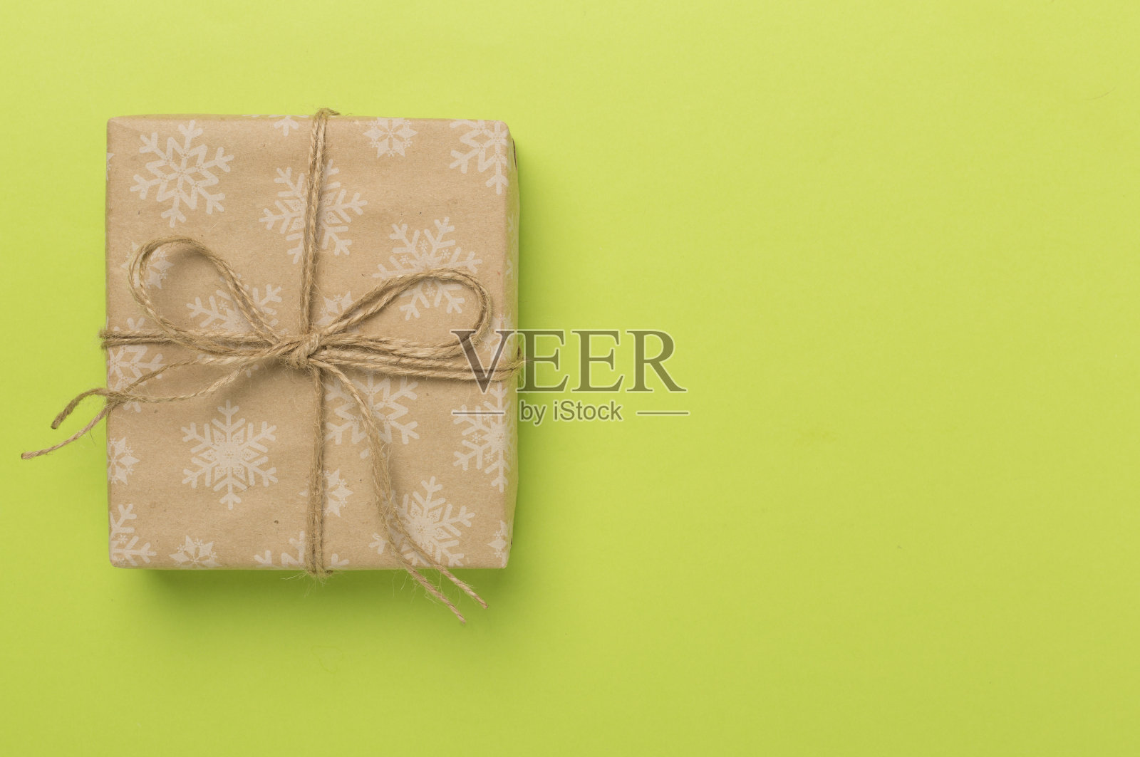 在彩色背景上制作圣诞礼盒,俯视图照片摄影图片