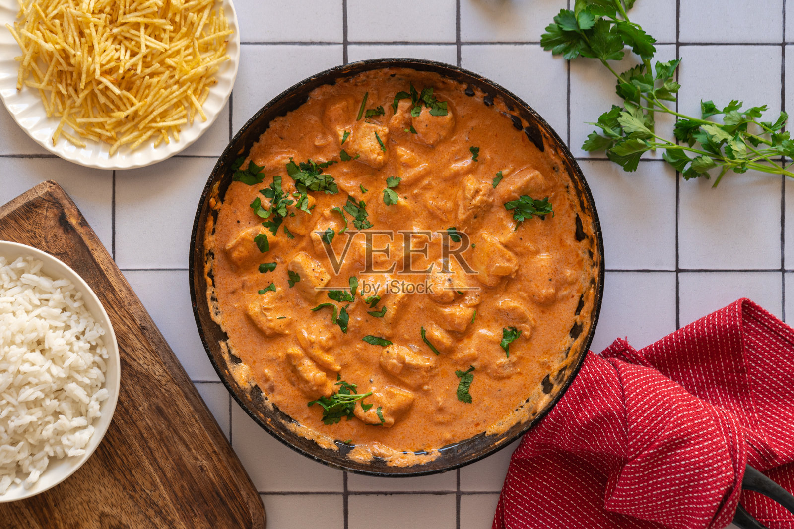 炖鸡配米饭和土豆秸秆。照片摄影图片