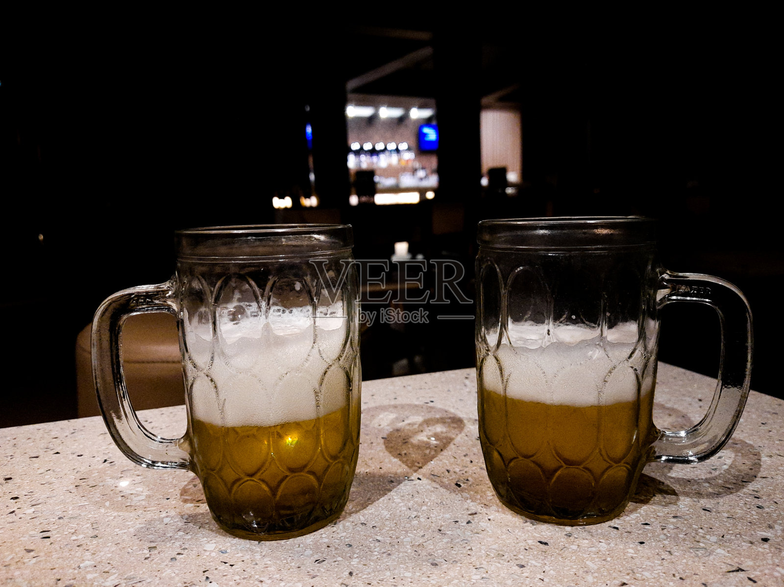 两杯啤酒。照片摄影图片