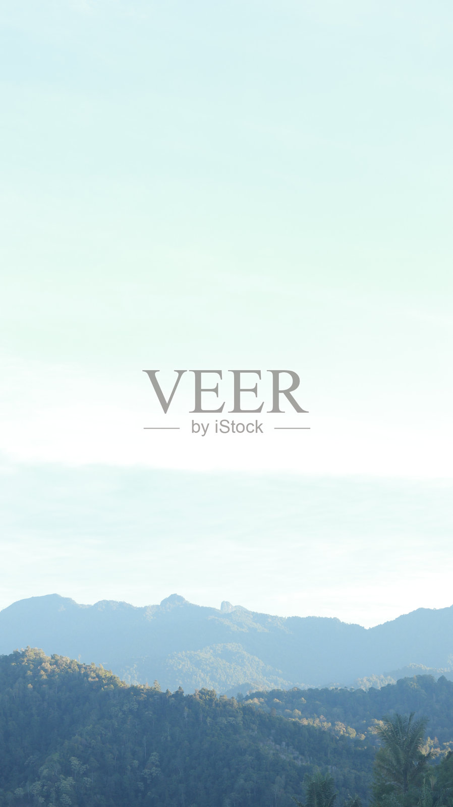 美丽的日出在哥伦塔洛山脉,印度尼西亚。明亮的蓝天上飘着蓬松的云。自然清新概念照片摄影图片