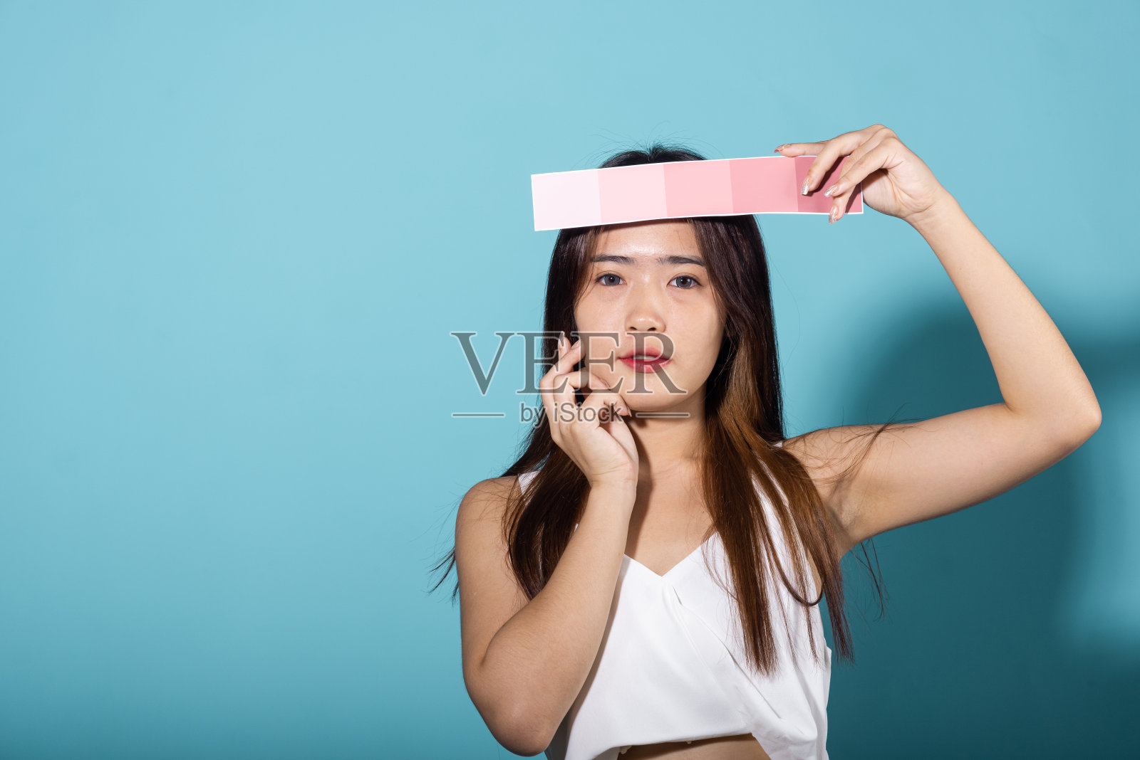 幸福女性的肖像在防晒下拿着色卡照片摄影图片