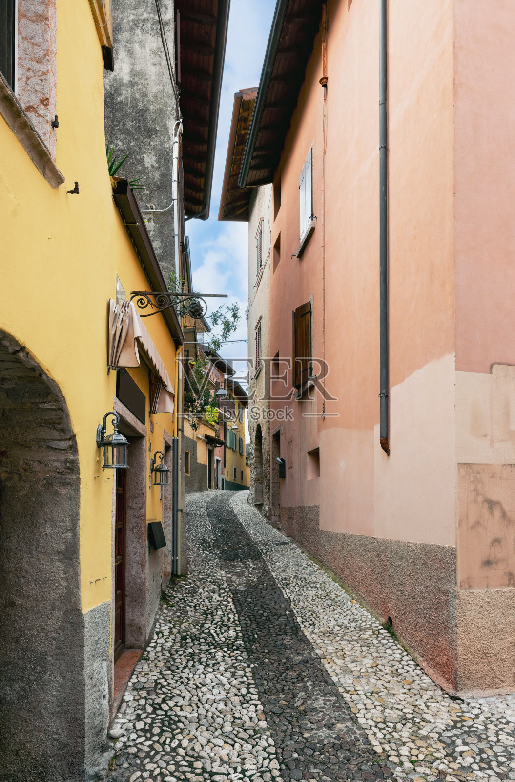 加尔达湖畔马尔塞辛的老街照片摄影图片
