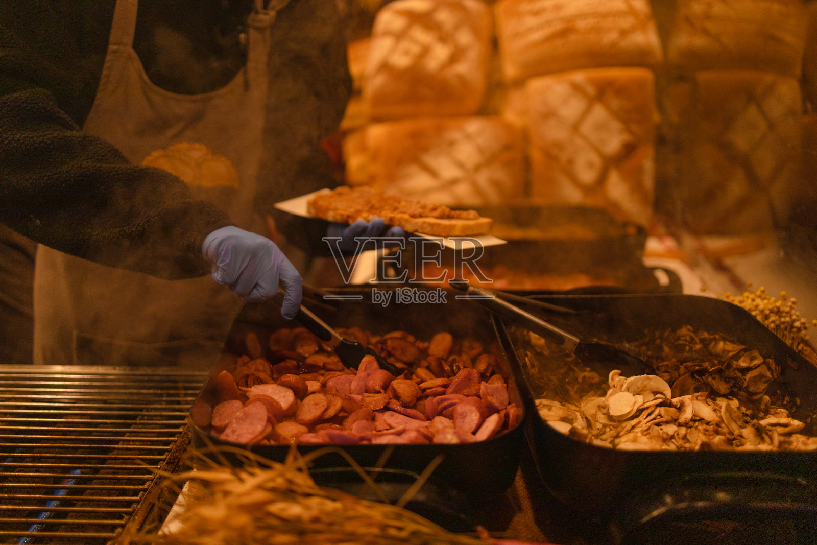 克拉科夫圣诞市场,新鲜的烤肉。圣诞面包:在节日市场上以圣诞节为背景陈列的面包或小面包街头小吃的节日。售卖传统热菜照片摄影图片
