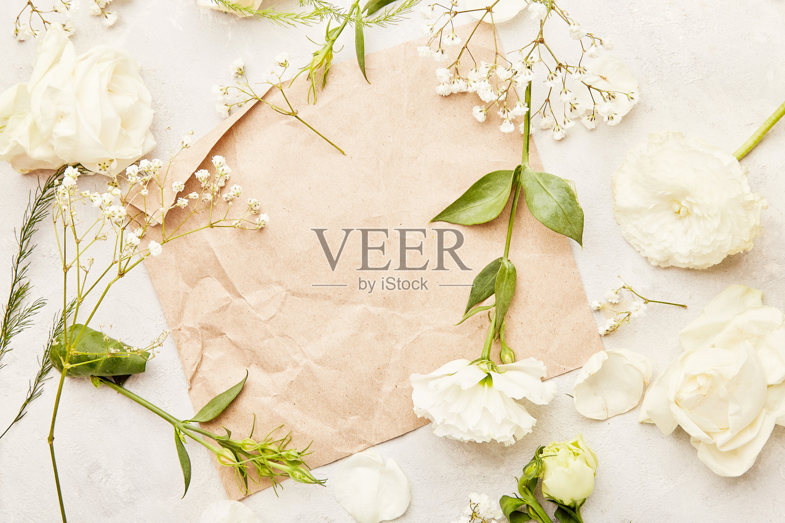 精致的米色乡村复古纸模拟,邀请,愿望在白色的花中俯视图照片摄影图片