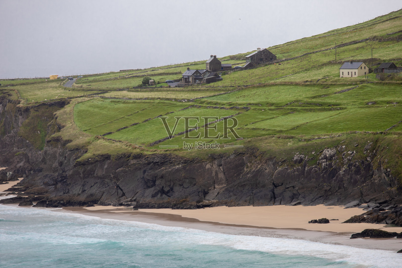 在爱尔兰克里郡Slea Head Drive的丁格尔半岛上,美丽的Coomenoole海滩照片摄影图片