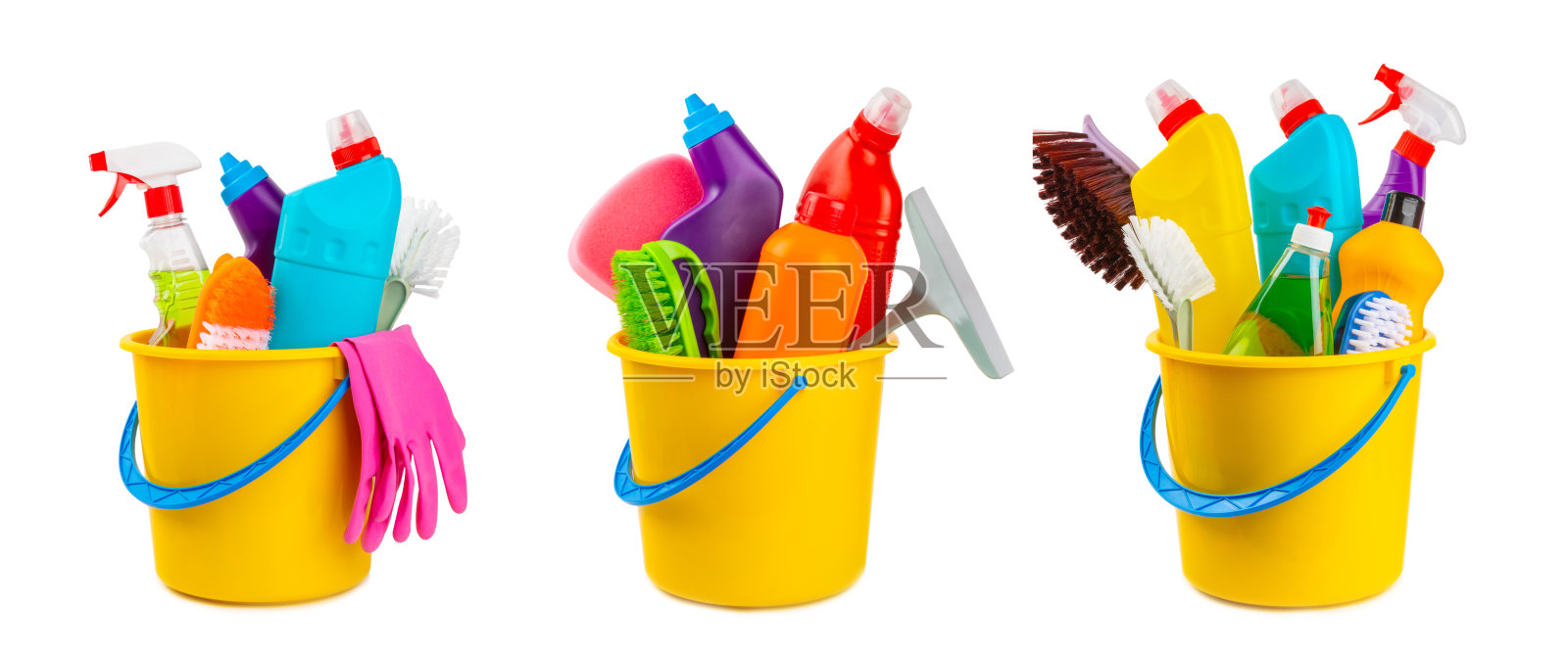 清洁在白色背景上隔离的桶中的物品。清洁产品用于家庭清洁隔离。清洁concept.Close-up。家用化学品。装在塑料瓶、海绵和手套中的洗涤剂照片摄影图片