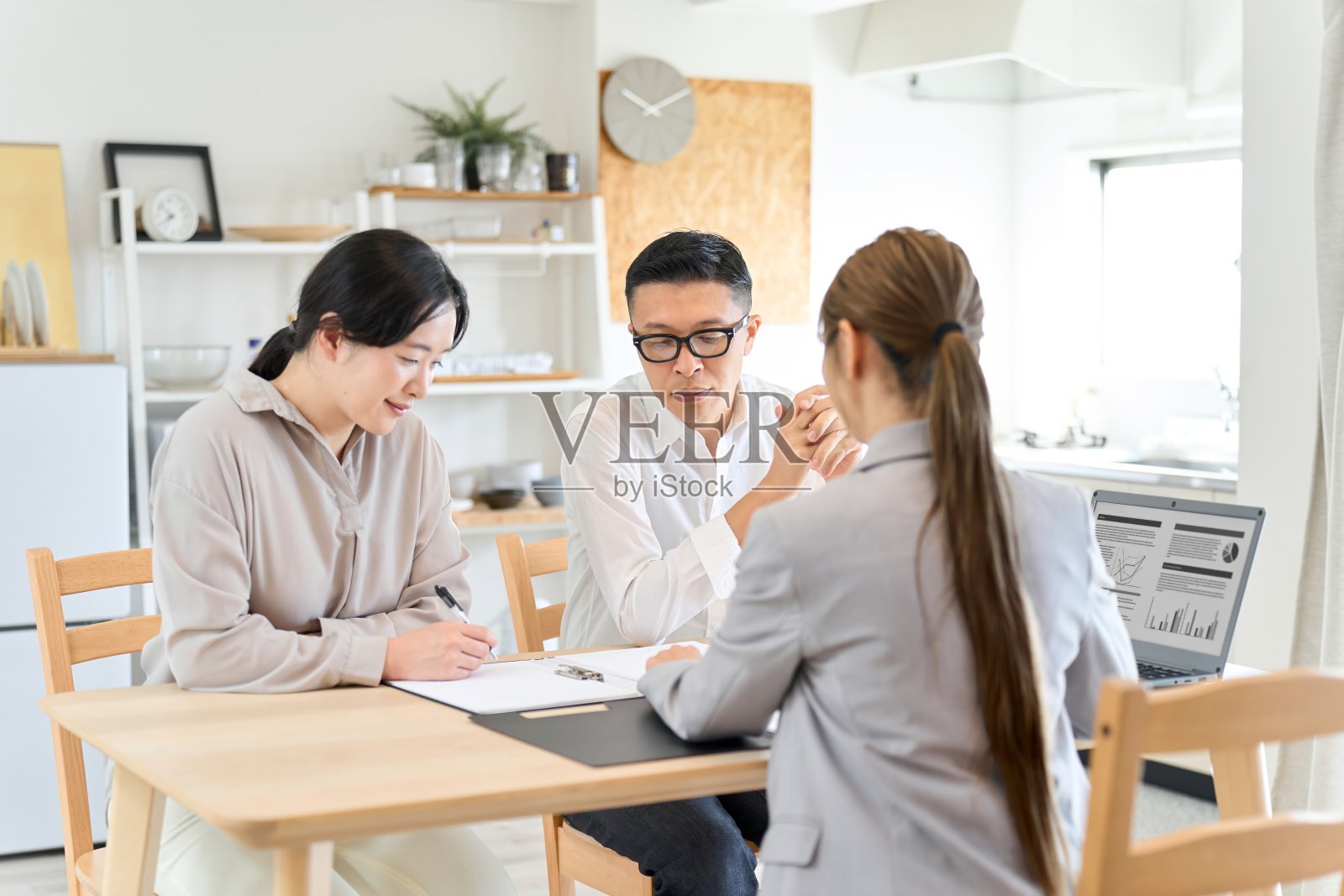 一名女性保险代理人正在提供保险方面的信息照片摄影图片