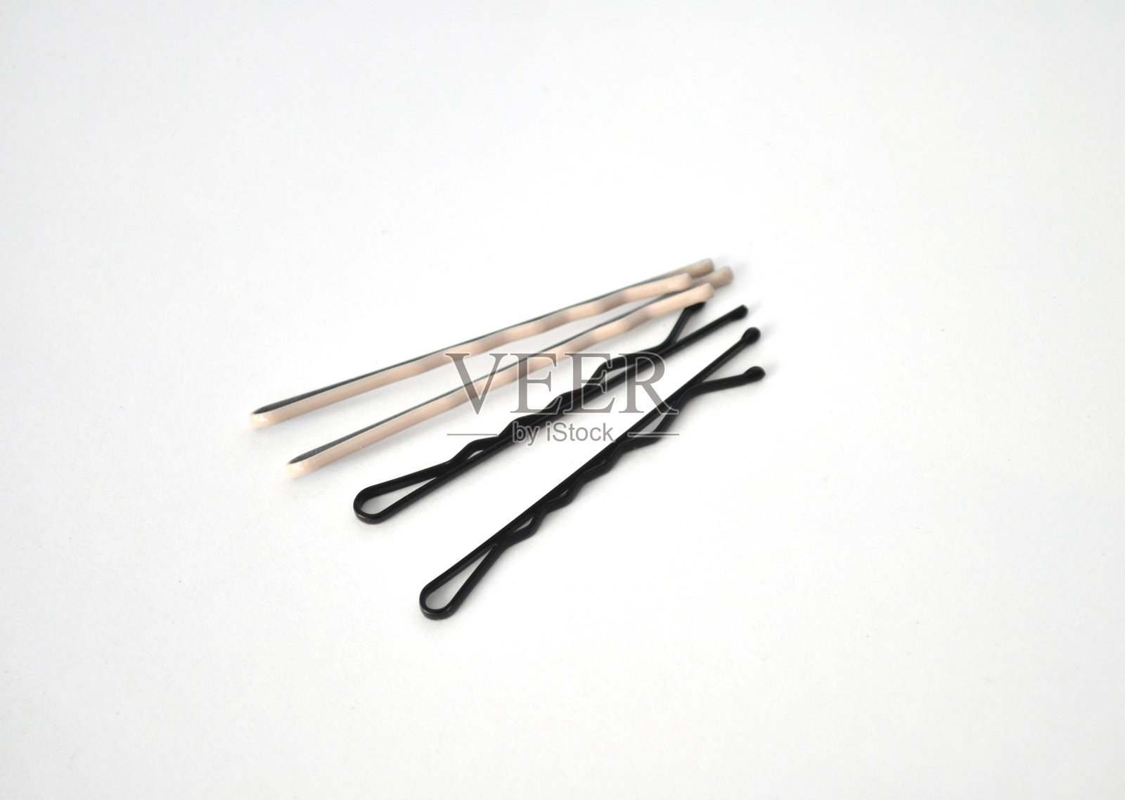 白色背景上的米色和黑色的隐形发夹照片摄影图片