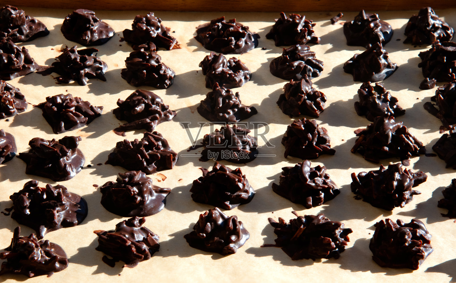 新鲜出炉的圣诞饼干照片摄影图片