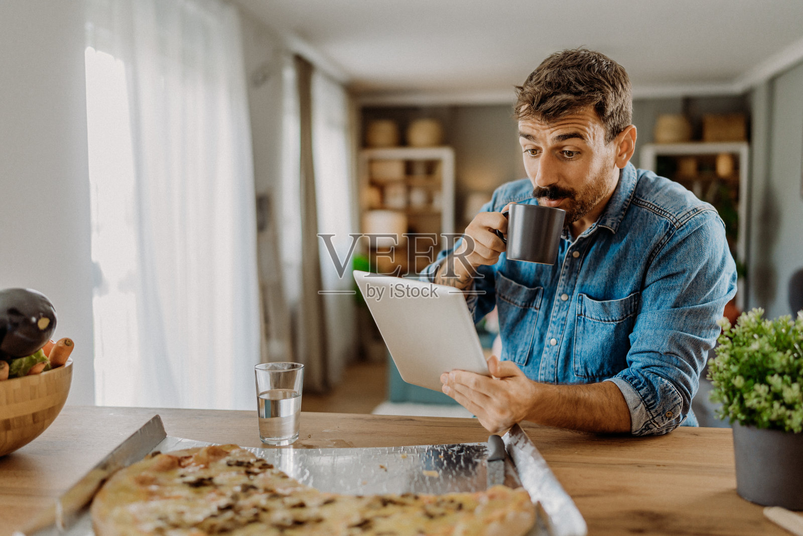 使用他的数码平板电脑照片摄影图片