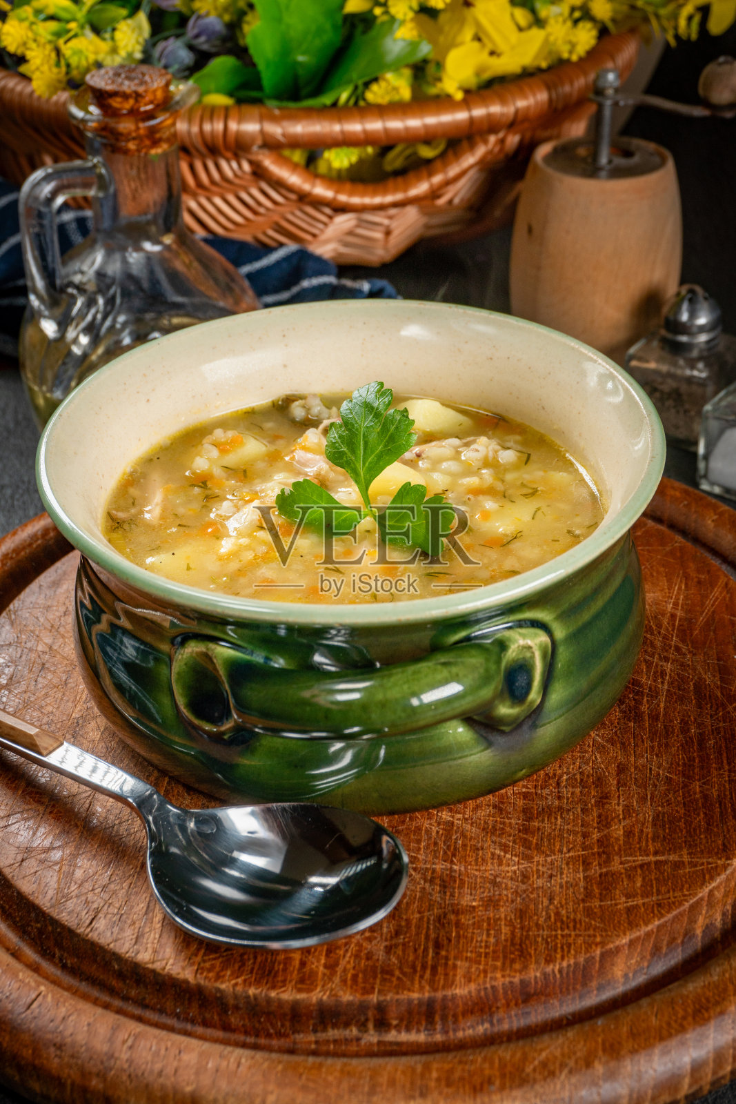 大麦汤配蔬菜和鸡肉。照片摄影图片