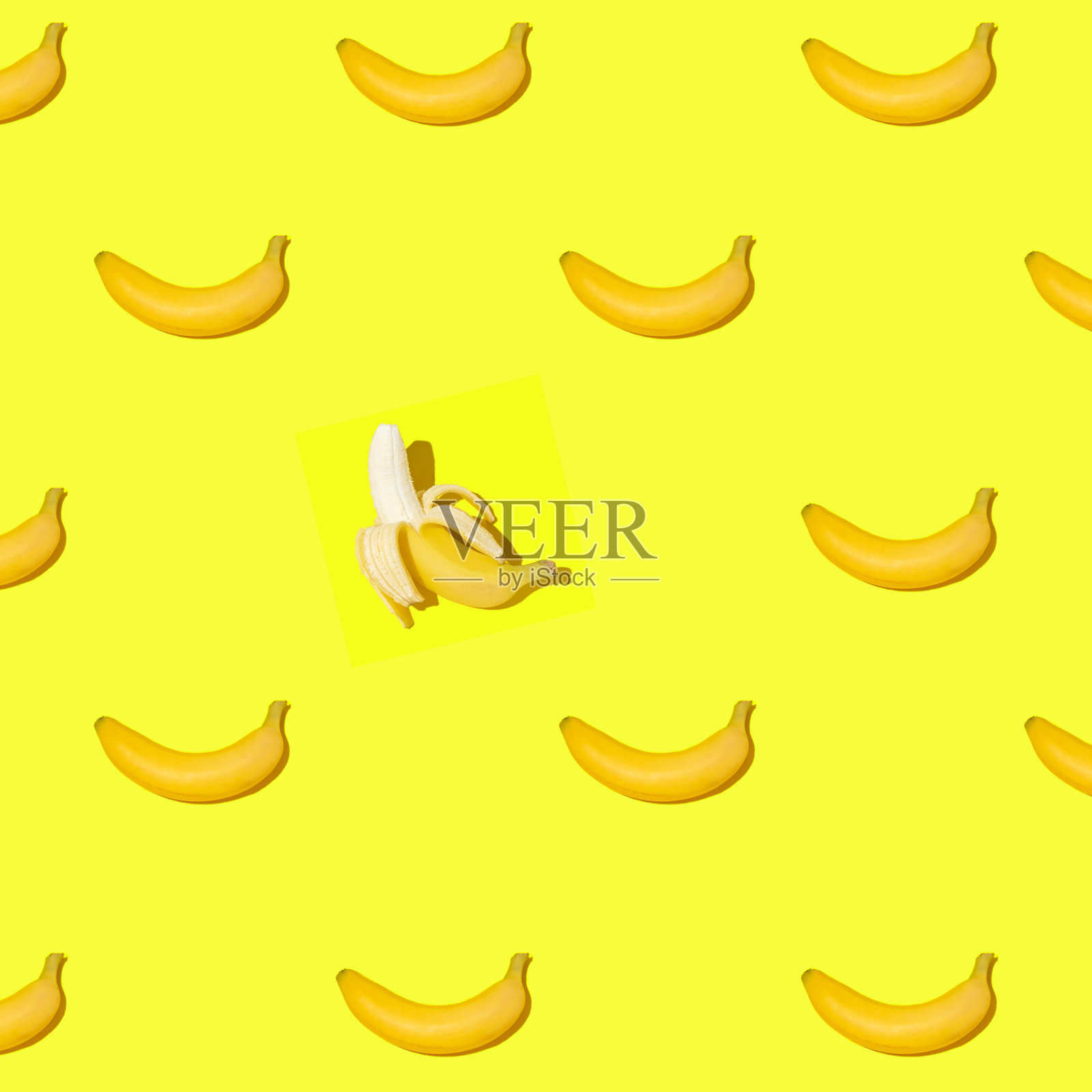 黄色背景上成熟的黄色香蕉图案照片摄影图片