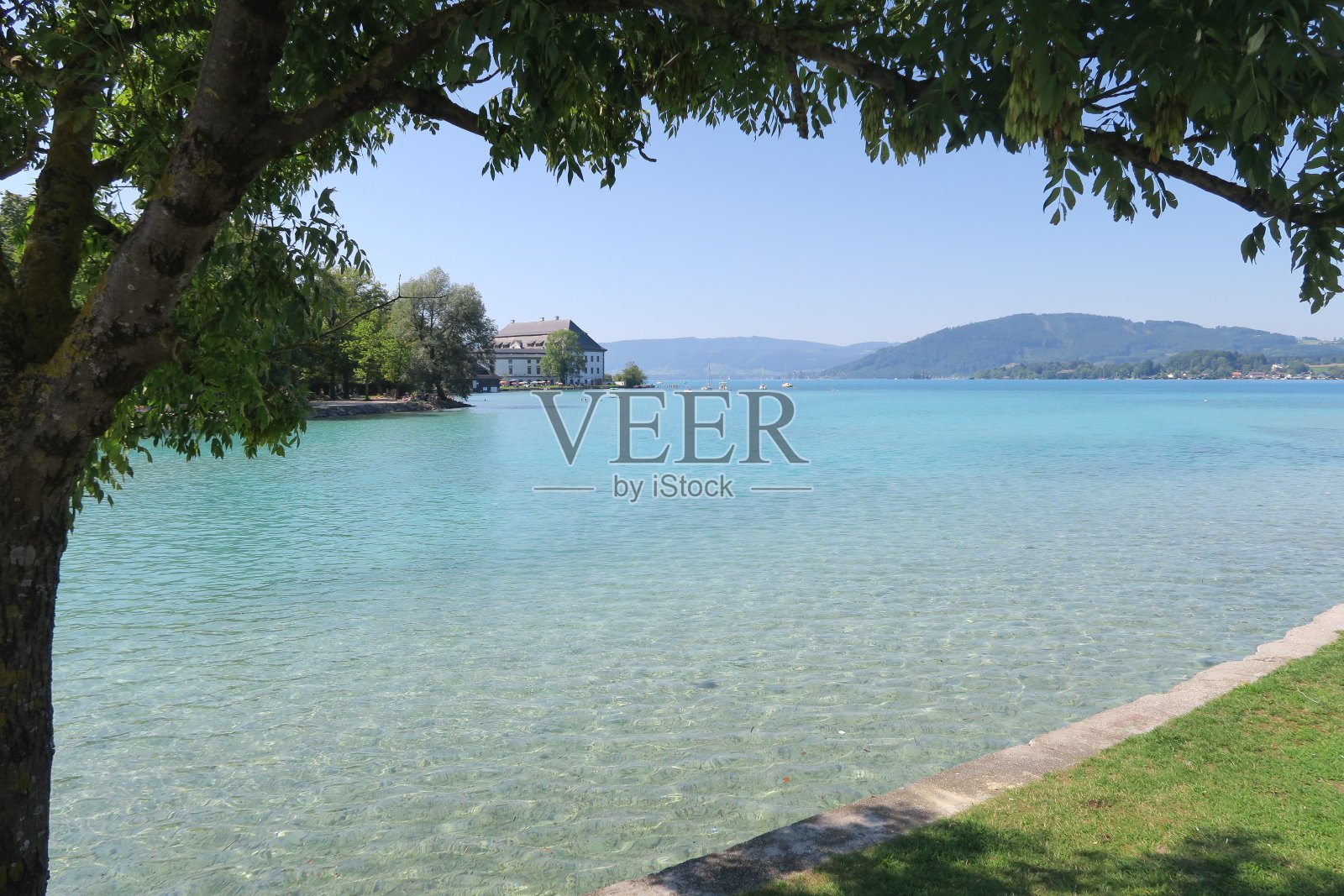 奥特湖在夏天有绿松石色的水照片摄影图片