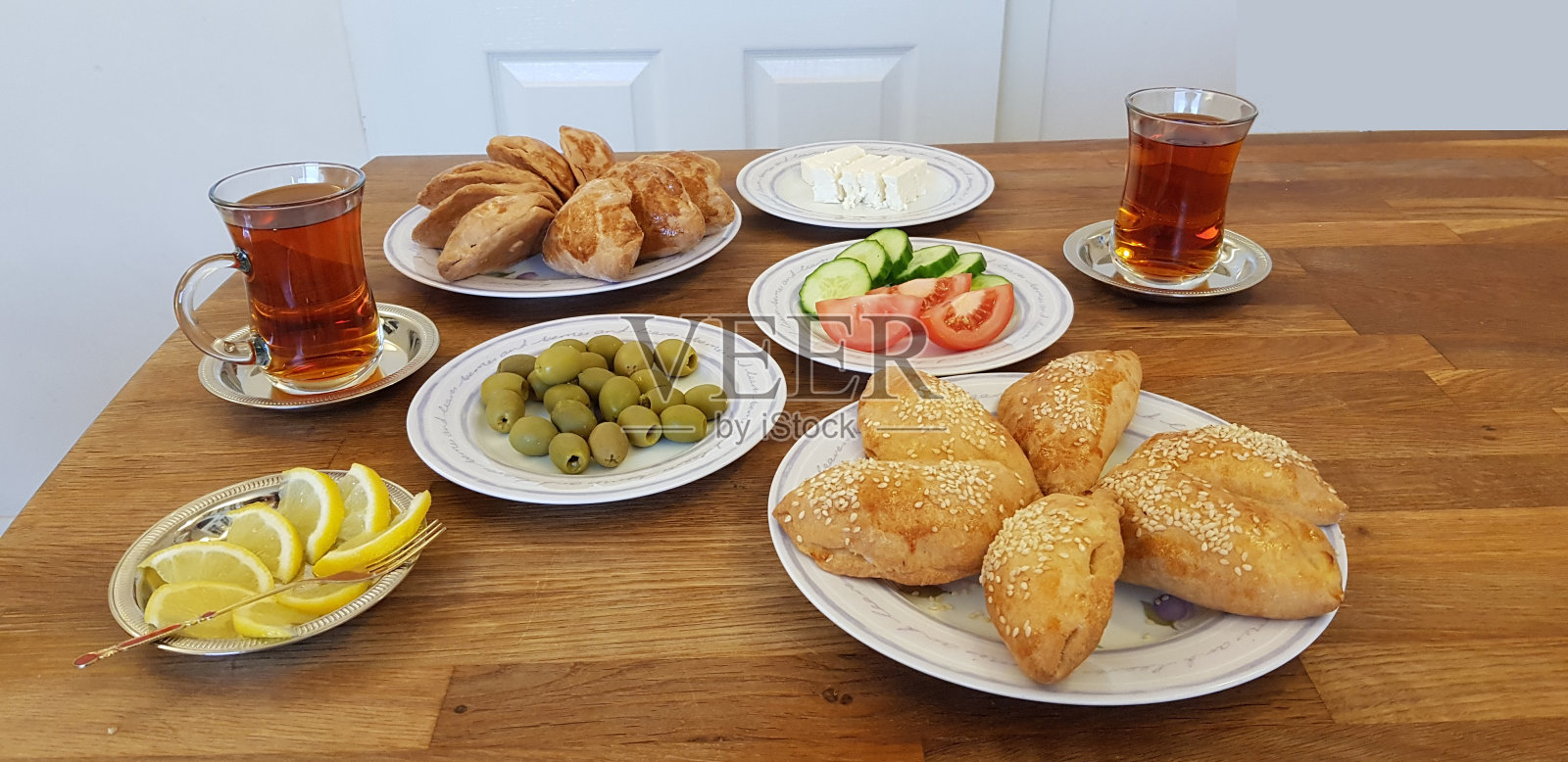 来自英国苏格兰格拉斯哥的美味糕点,Pogaca,有奶酪馅的糕点,配以茶、橄榄、番茄、黄瓜和奶酪照片摄影图片