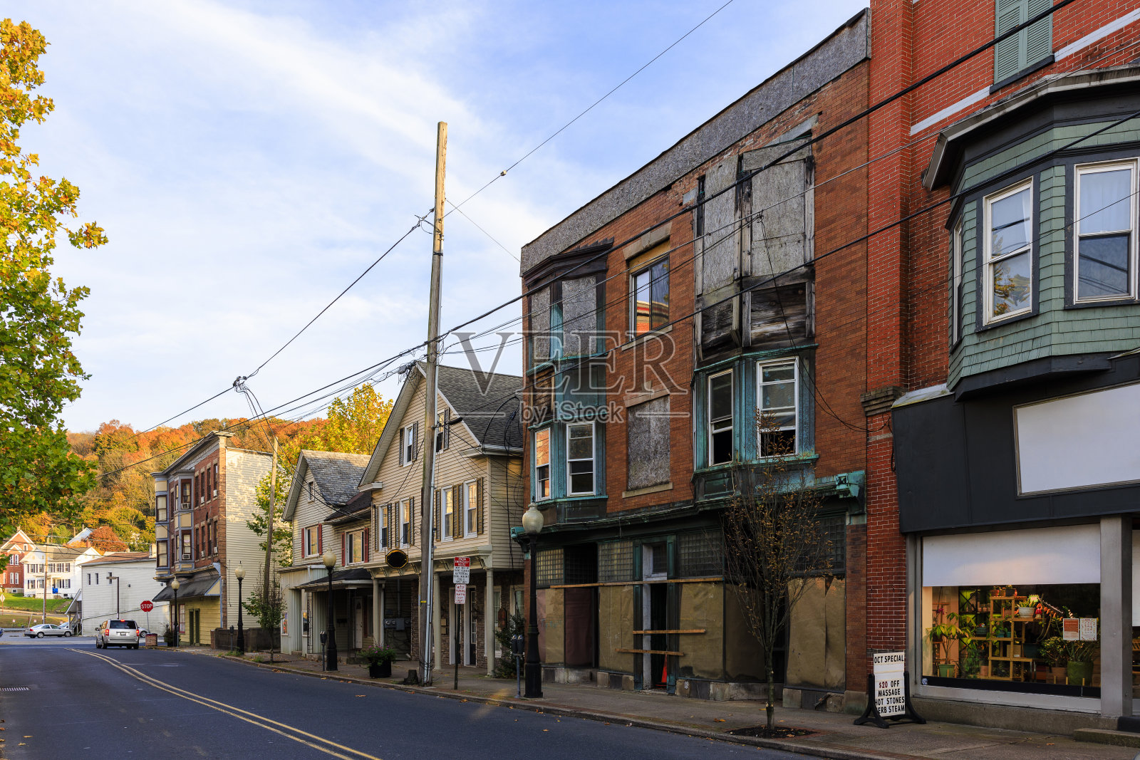 火灾后的危机。宾夕法尼亚州班戈市中心被遗弃和毁坏的房屋。被烧毁的房屋排列在百老汇大街两旁照片摄影图片