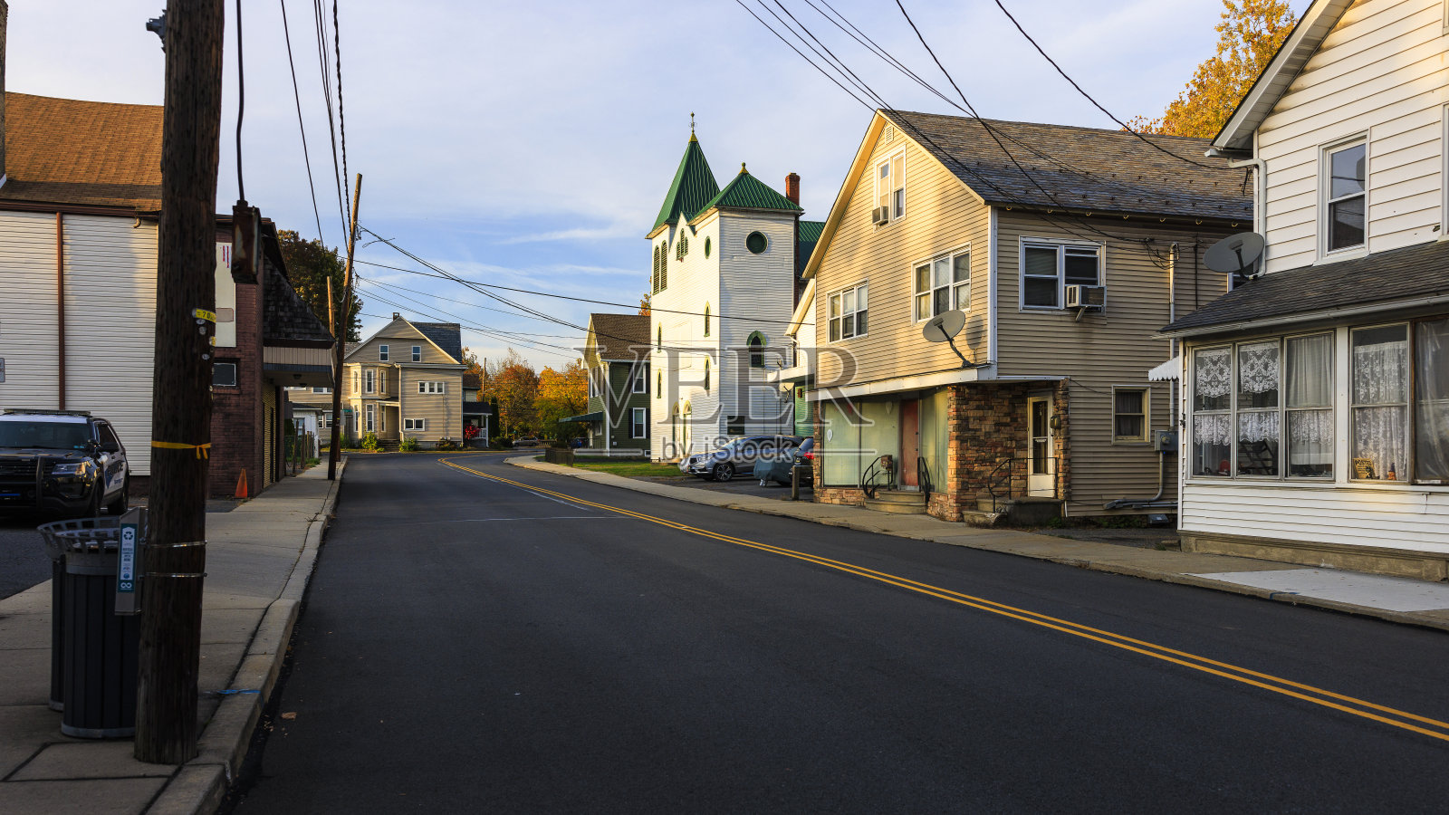 宾夕法尼亚州班戈历史中心空无一人的马路照片摄影图片
