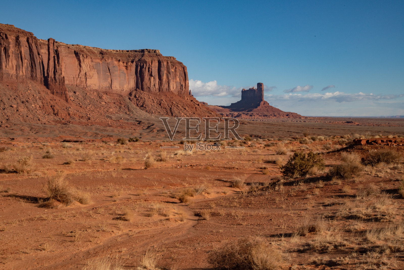 生动的日出在丰富的暗红色崎岖山脉附近的纪念碑谷在亚利桑那州和美国西部的犹他州在北美照片摄影图片