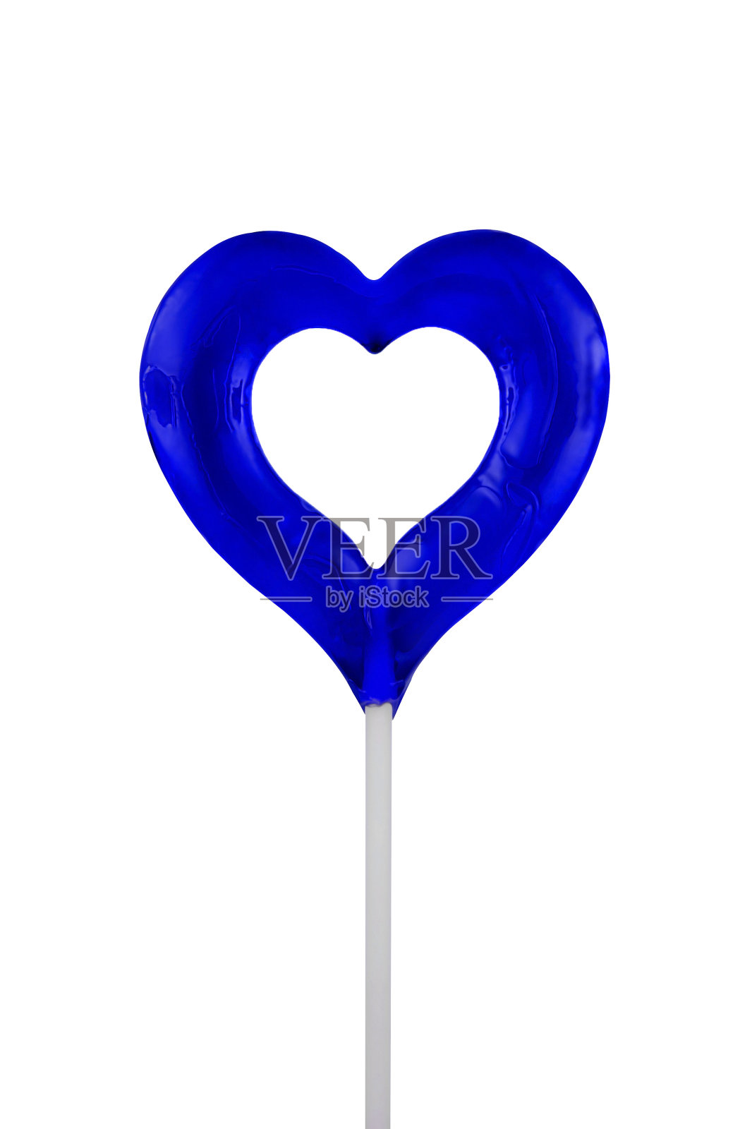 白色背景上的皇家蓝色棒棒糖心形。心形糖果棒,浪漫甜蜜的礼物。爱的象征。情人节,母亲节。照片摄影图片