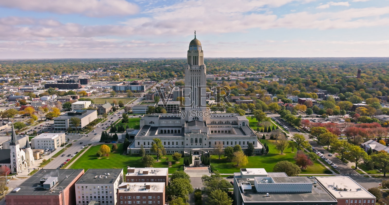阳光明媚的内布拉斯加州议会大厦照片摄影图片