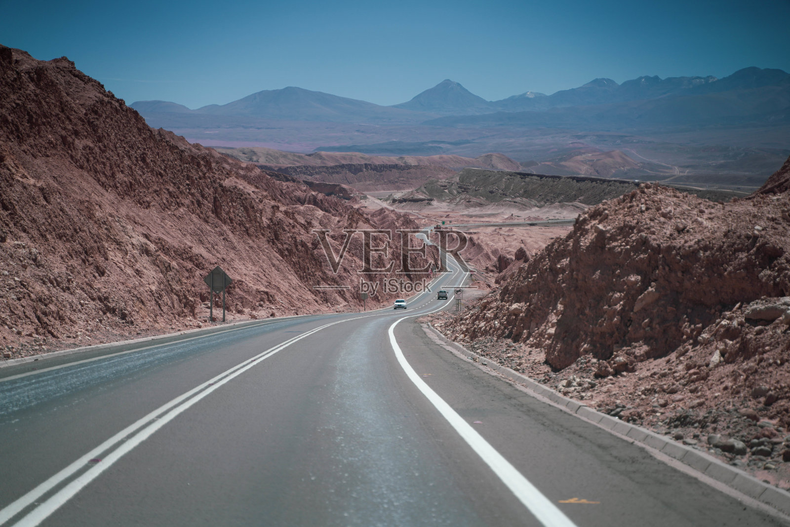 阿塔卡马沙漠的空旷道路,Los Flamencos国家保护区,智利北部,南美洲照片摄影图片