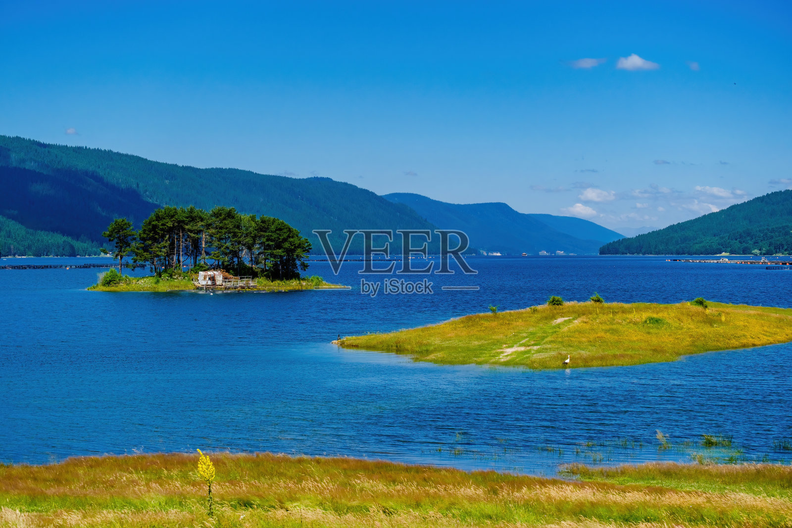 罗多比山脉多斯贝特大坝的夏季景观照片摄影图片