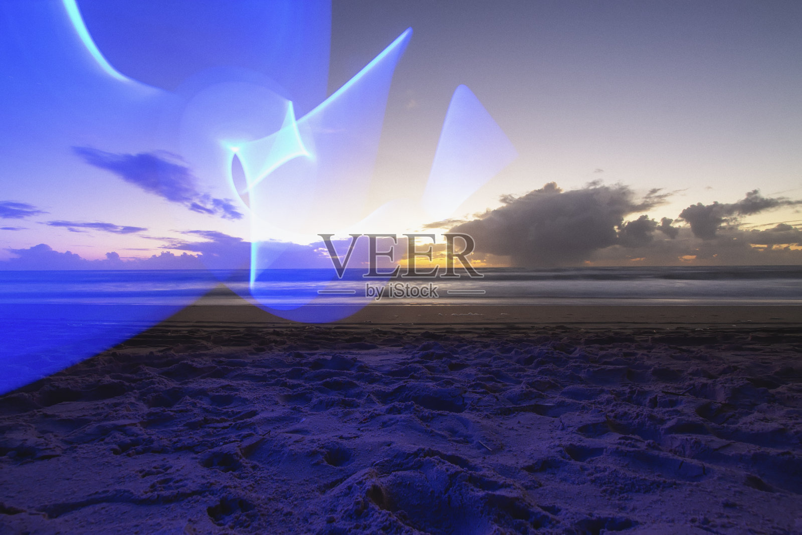 海滩上的灯光画照片摄影图片