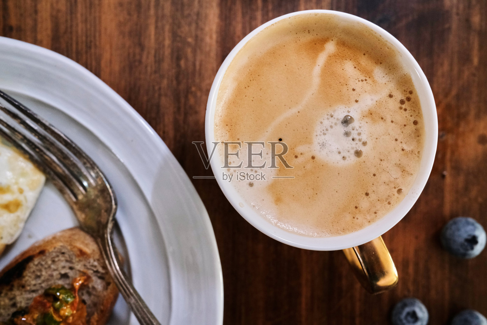 餐桌上的新鲜咖啡照片摄影图片