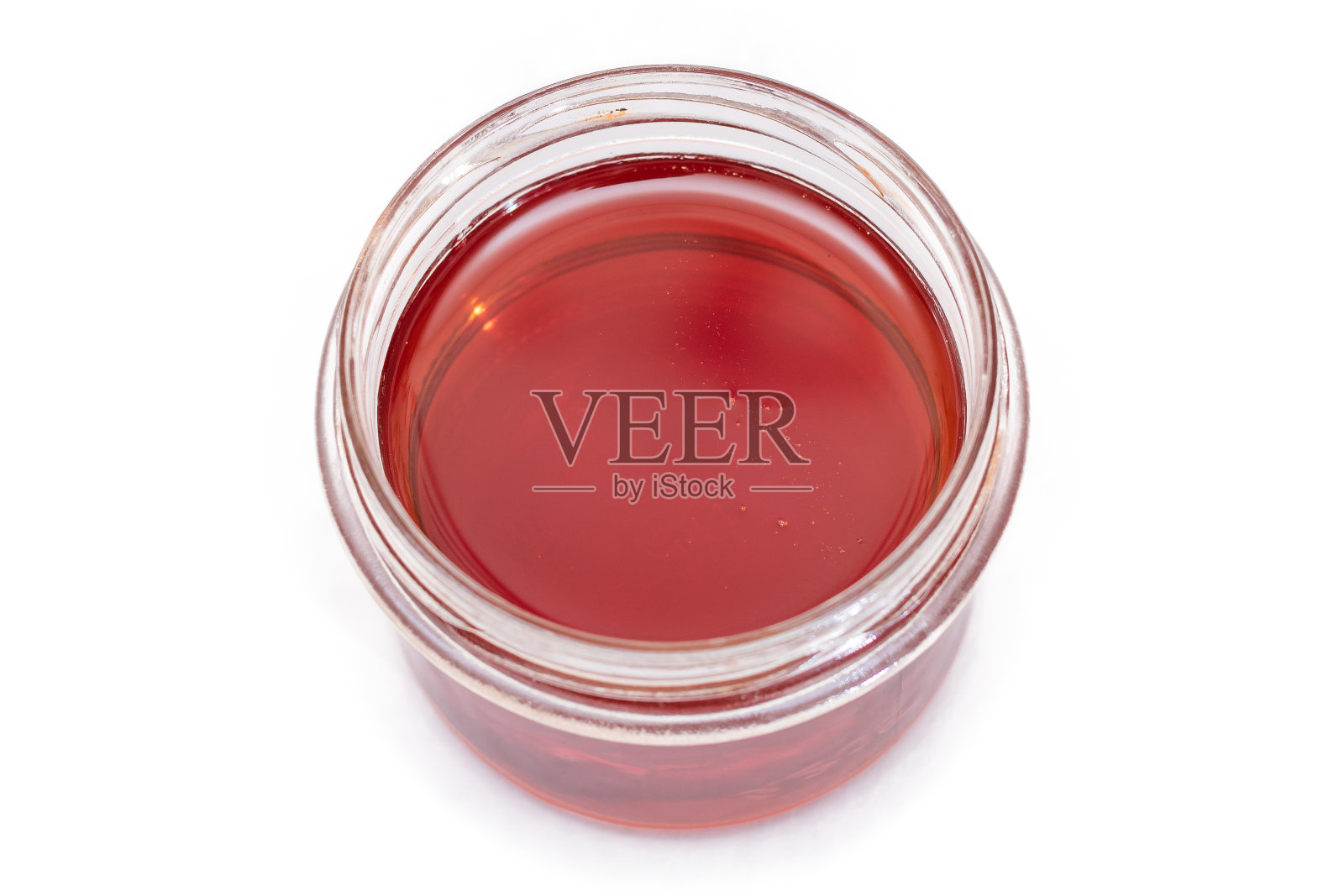 隔离的小玻璃罐中的黑蜂蜜照片摄影图片