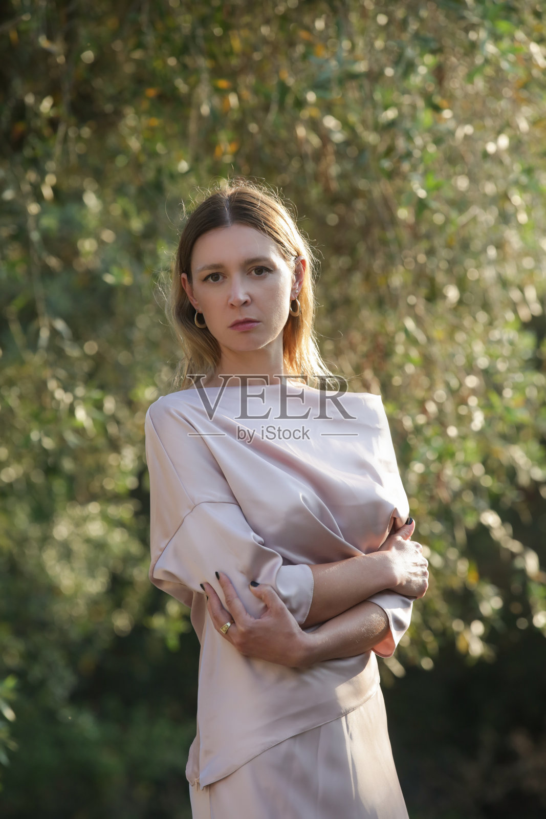 美丽年轻的模特身着米色长丝质连衣裙,时尚夏日肖像,极简优雅奢华的女性风格照片摄影图片