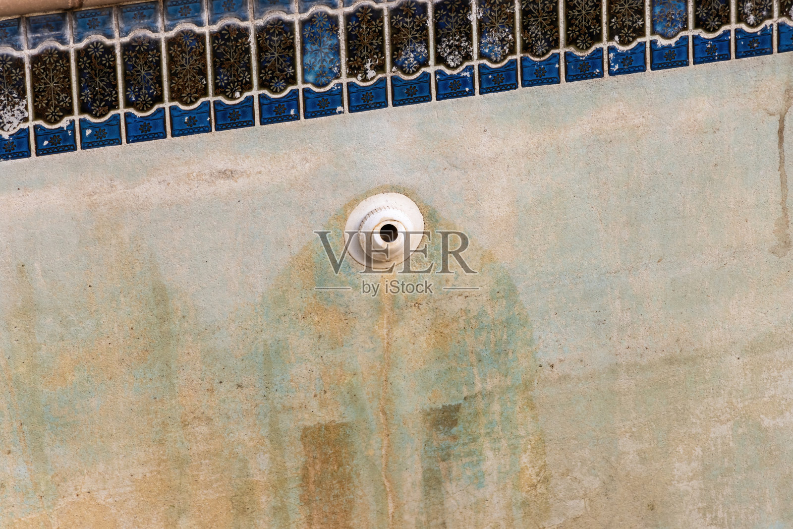 清洗过程中,地面池出现绿色和脏污照片摄影图片