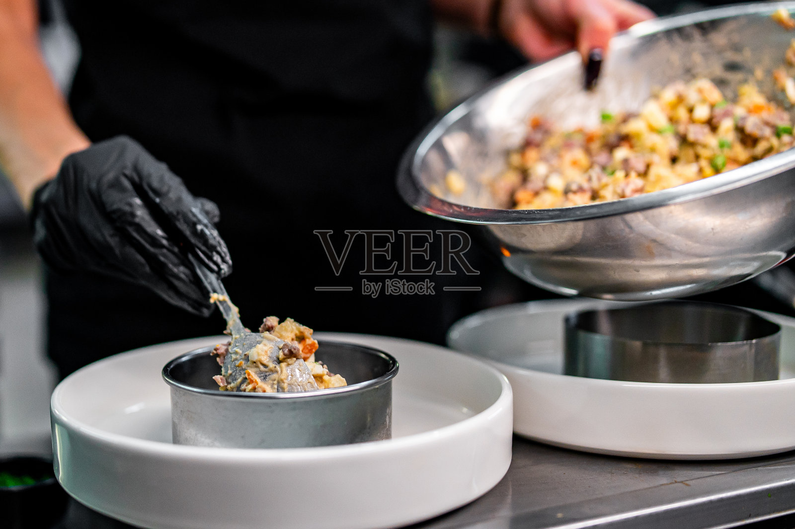 专业厨师在餐厅厨房烹饪沙拉奥利维尔照片摄影图片