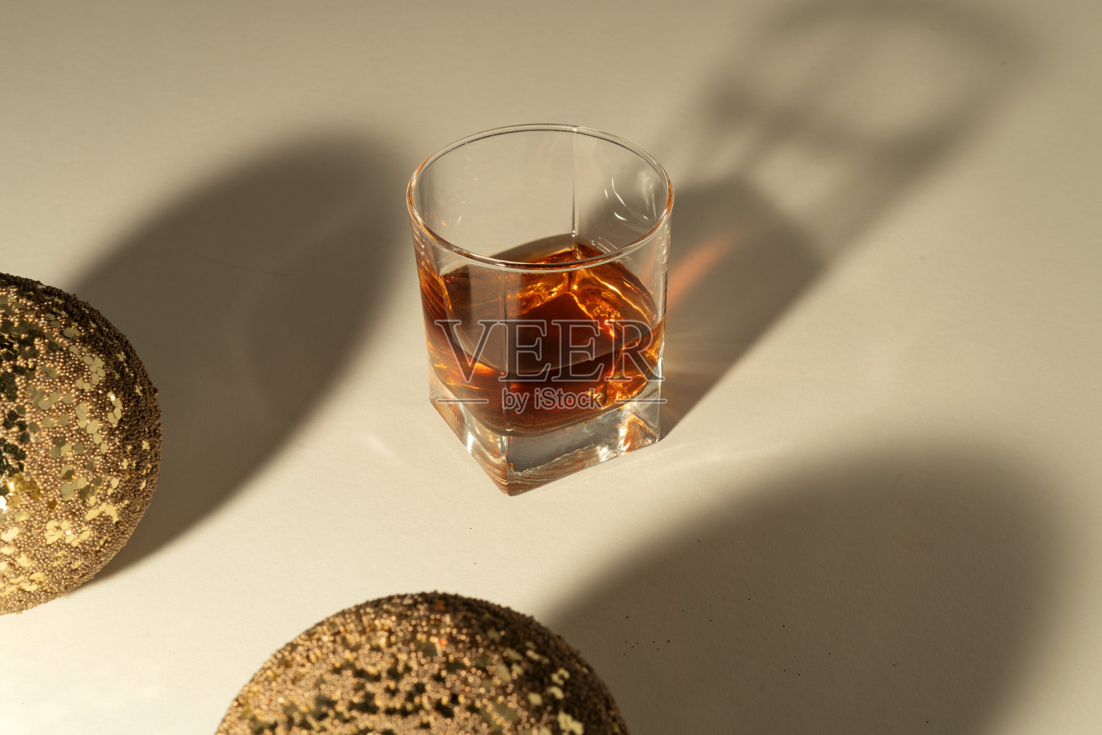 节日背景配上一杯威士忌照片摄影图片