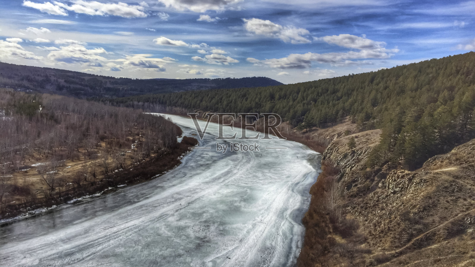 阿尔泰山脉结冰河流的鸟瞰图。照片摄影图片