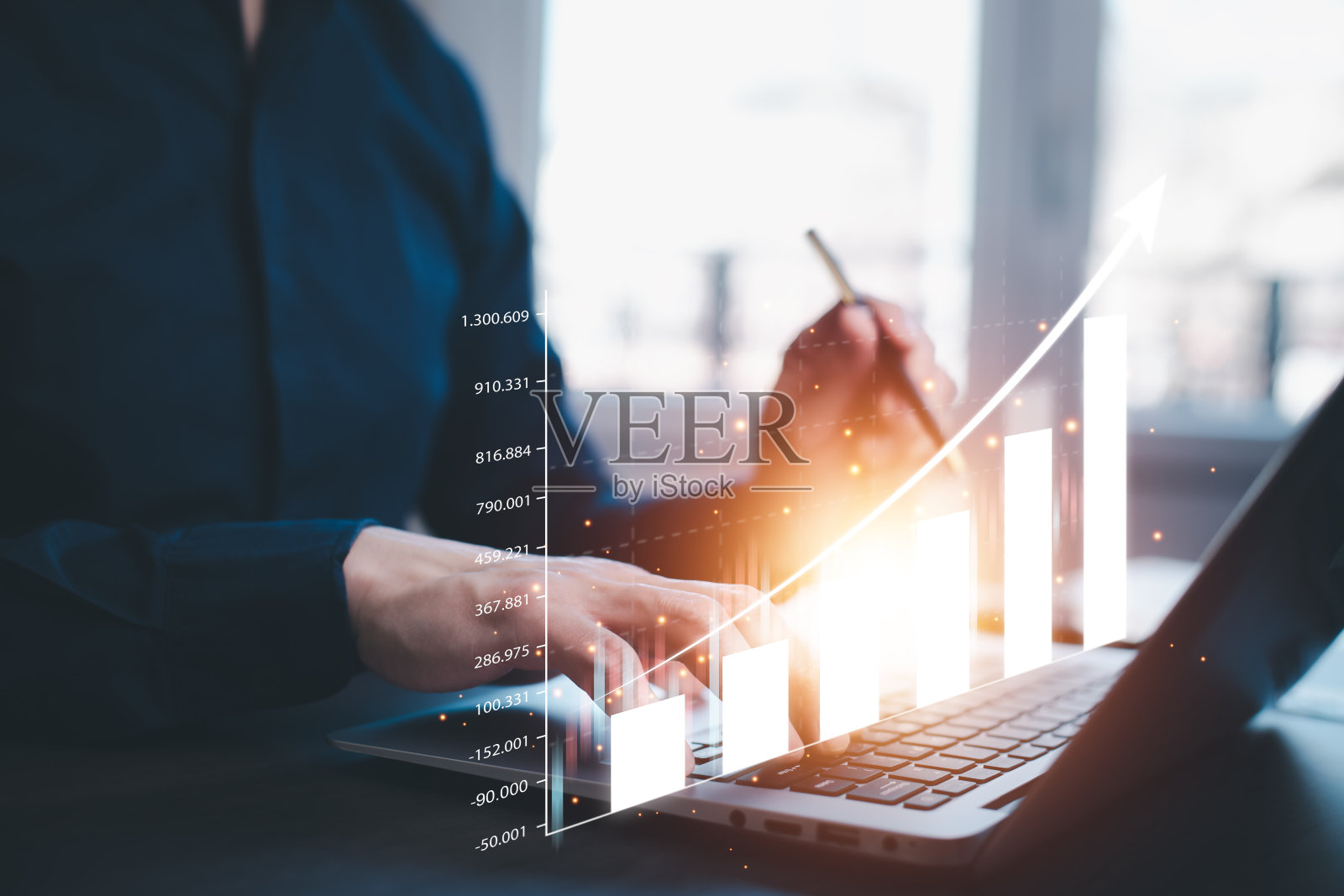 商人运用笔记本金融技术和投资理念。股票市场投资基金和数字资产。商人分析外汇交易图表财务数据。商业金融背景。照片摄影图片