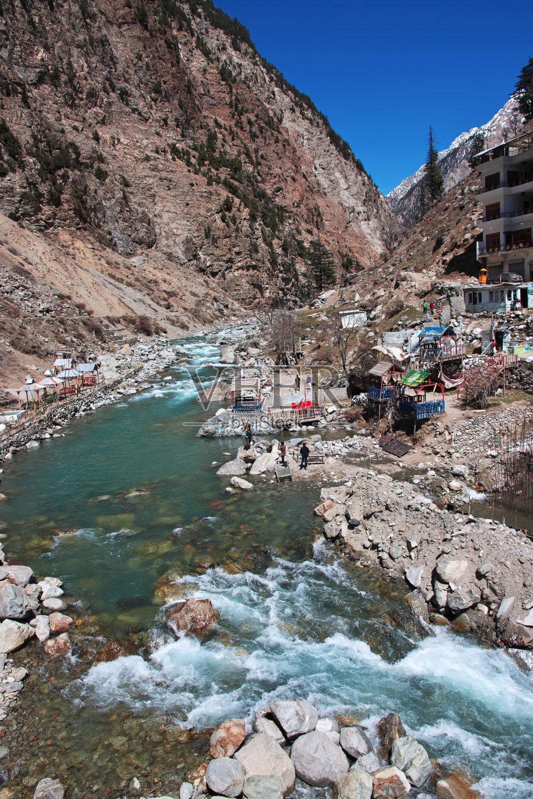 巴基斯坦喜马拉雅山脉卡拉姆河谷的河流照片摄影图片