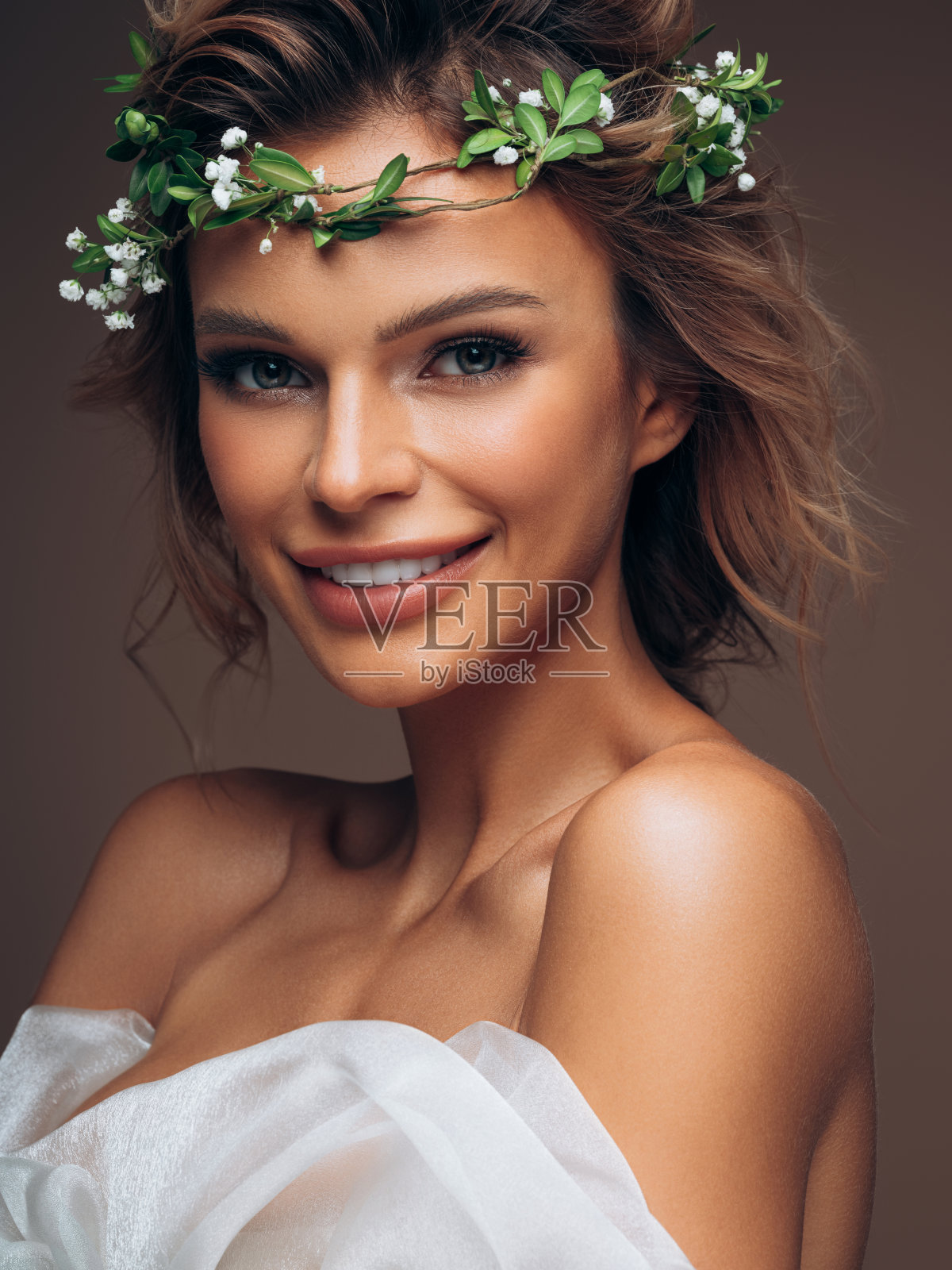 年轻漂亮的女孩,头上戴着花圈照片摄影图片