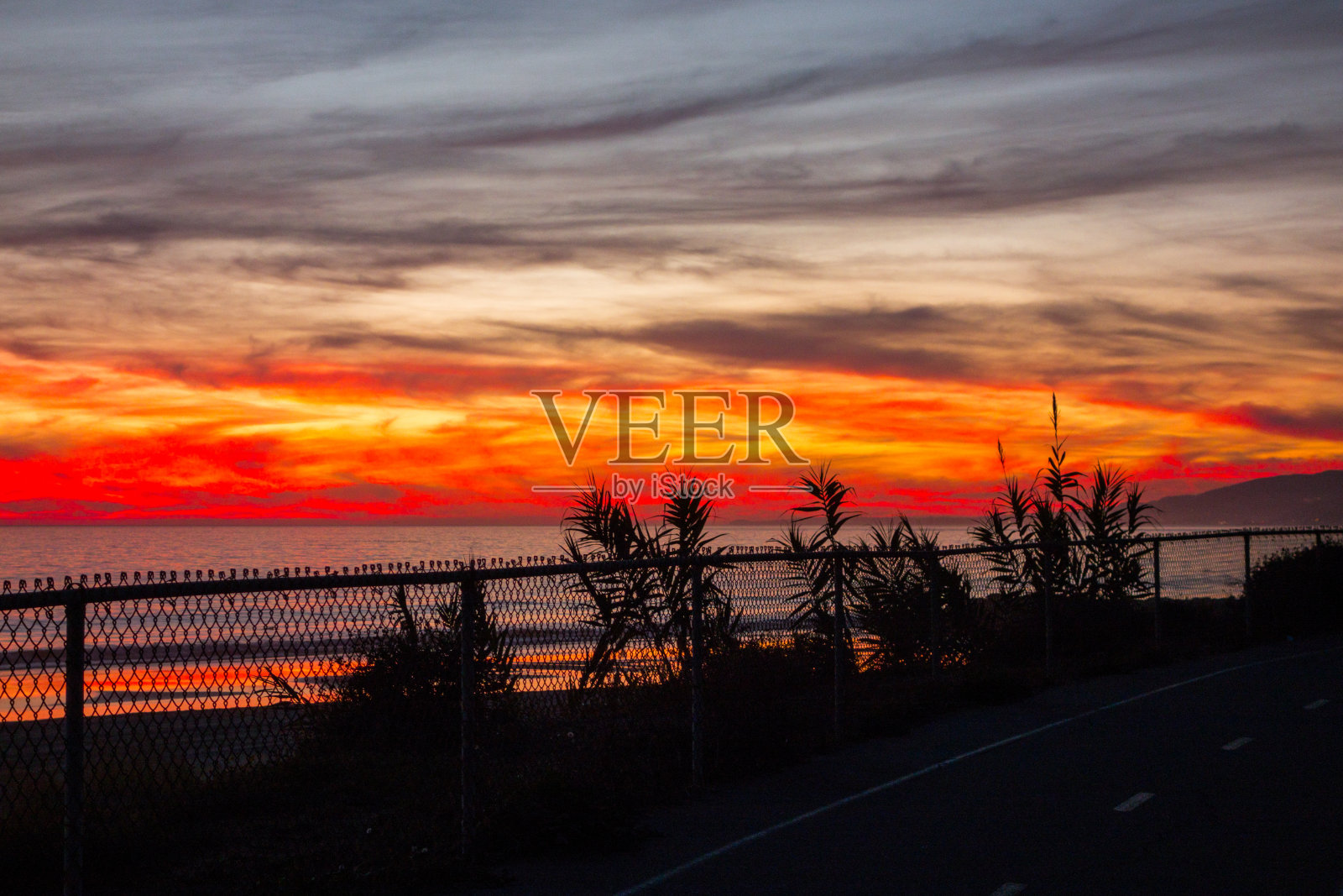 海滩上的日落照片摄影图片