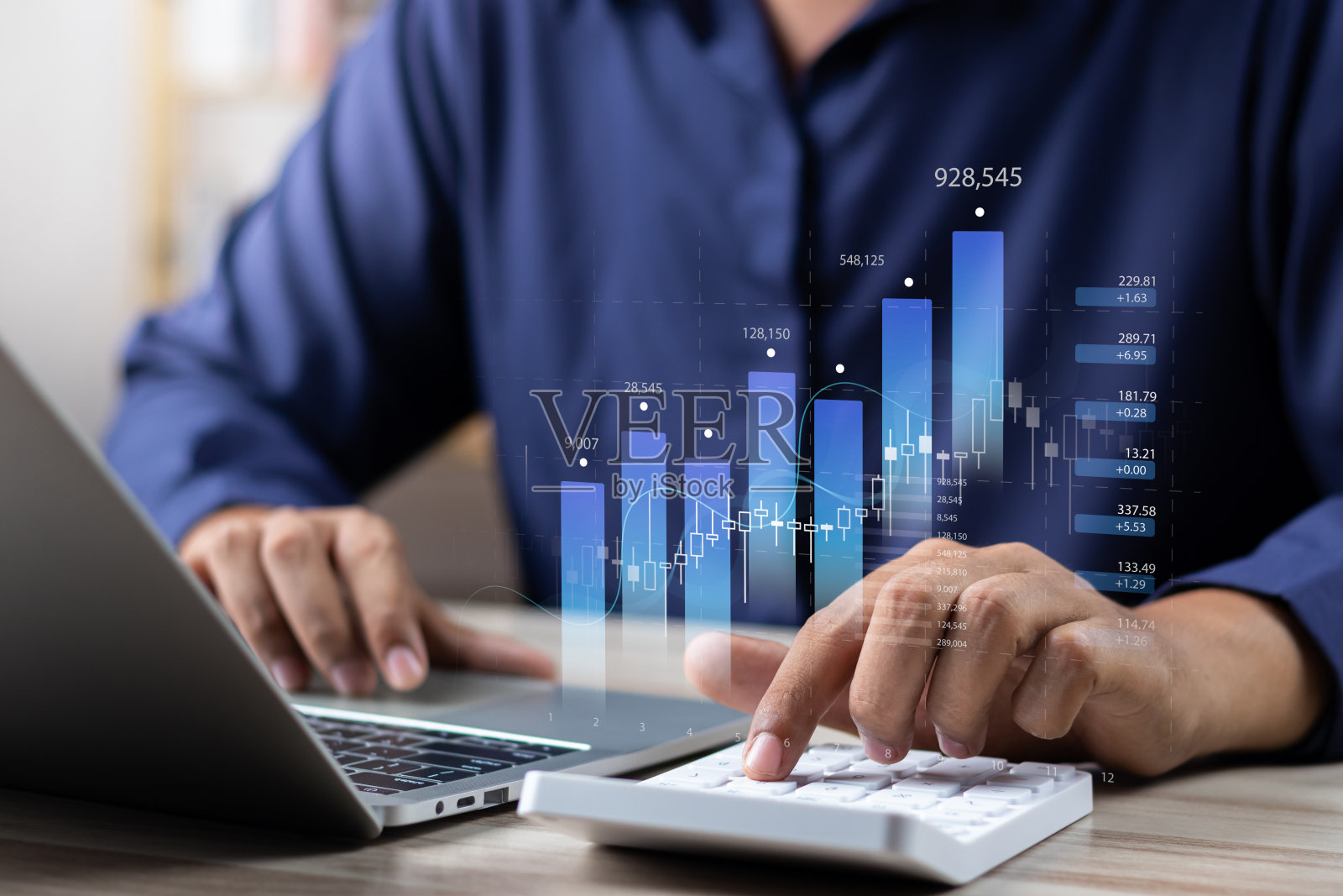 金融和投资概念。商人使用电脑和笔记本电脑分析公司的盈利能力和增长,会计报告和经济增长图表,长期投资数据。照片摄影图片