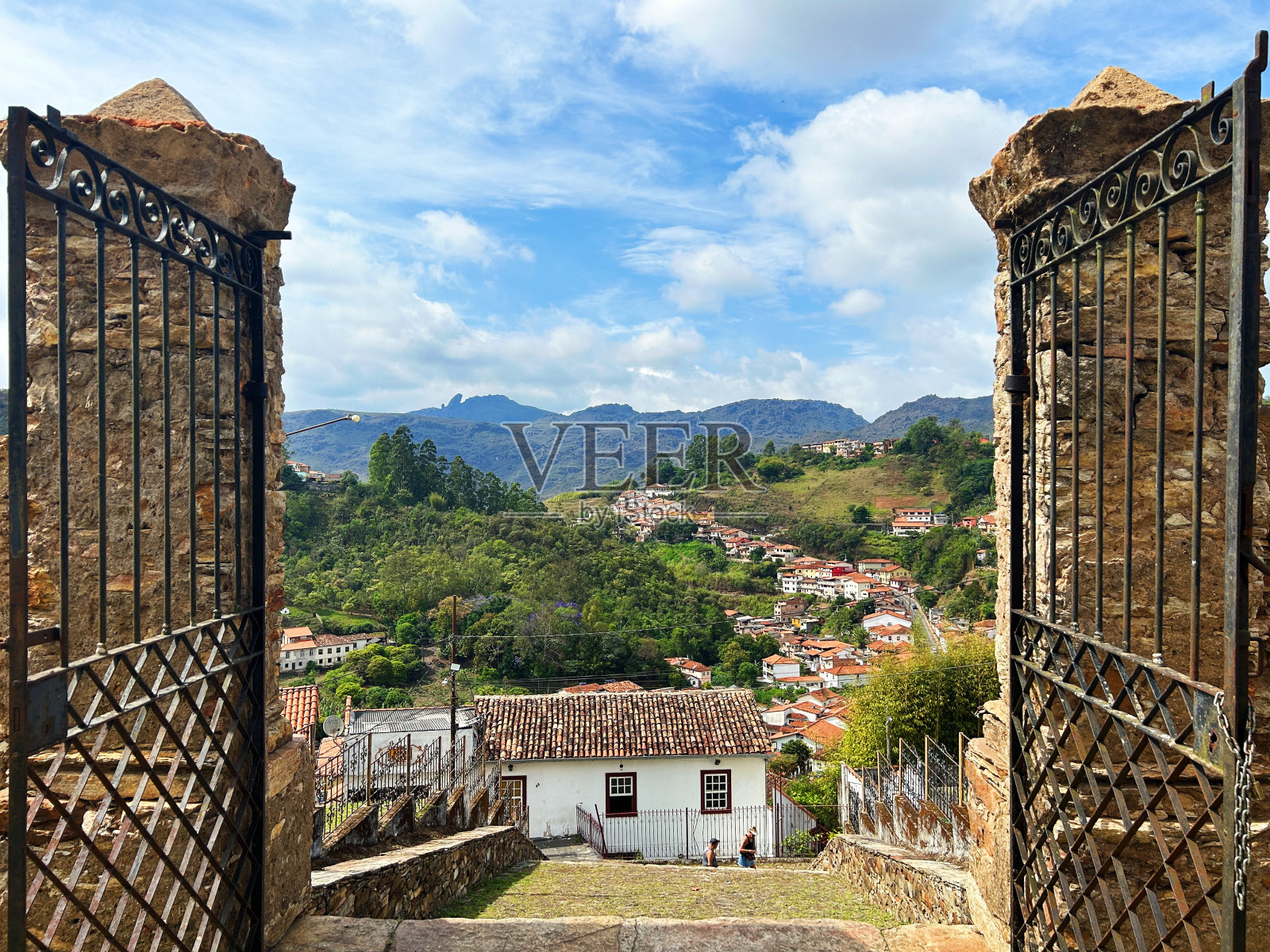 通往殖民地小镇的大门照片摄影图片